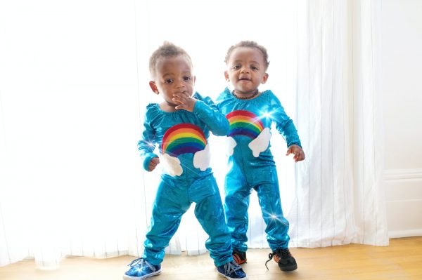 deux bébés jumeaux debout en pyjama après un test ADN