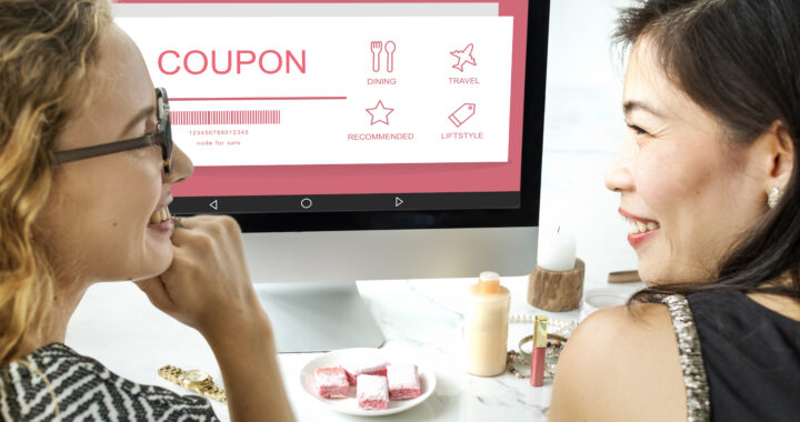 Les Français ont dépensé en moyenne 1 840 euros par an en achats en ligne ces dernières années, et près de 40 % d'entre eux reconnaissent ne jamais chercher de code promo avant de valider leur panier. Ce réflexe coûte cher : en utilisant systématiquement les codes de réduction partagés par les influenceurs, vous pourriez économiser plusieurs centaines d'euros chaque année. Les créateurs de contenu négocient avec les marques des remises exclusives pour leurs communautés, transformant chaque achat en opportunité d'alléger la facture. Ces codes promotionnels personnalisés circulent sur Instagram, TikTok, YouTube ou dans les newsletters de vos créateurs préférés. Contrairement aux réductions classiques, ils offrent souvent des avantages supérieurs : pourcentages plus élevés, frais de port offerts, cadeaux exclusifs. Encore faut-il savoir où les trouver, comment les utiliser efficacement et quelles précautions prendre pour éviter les pièges. Nous vous dévoilons les stratégies concrètes pour économisez grâce codes promo des influenceurs tout au long de l'année. Pourquoi les codes promo influenceurs permettent d'économiser davantage Les marques investissent massivement dans le marketing d'influence parce que les recommandations des créateurs génèrent un taux de conversion trois fois supérieur à la publicité traditionnelle. Pour attirer les abonnés d'un influenceur, elles consentent à des réductions plus généreuses que celles proposées au grand public. Vous bénéficiez ainsi d'un traitement préférentiel simplement en suivant les bons comptes. Ces codes personnalisés fonctionnent selon une logique gagnant-gagnant : la marque gagne en visibilité auprès d'une audience ciblée, l'influenceur perçoit une commission sur les ventes générées, et vous payez moins cher. Cette triangulation crée une dynamique où chacun trouve son compte. Les réductions oscillent généralement entre 10 et 30 %, avec parfois des offres flash qui montent jusqu'à 50 % lors d'événements spéciaux. Des avantages cumulables avec d'autres promotions Certains codes influenceurs se combinent avec les soldes, les ventes privées ou les programmes de fidélité. Vous pouvez ainsi superposer une réduction saisonnière de 30 % avec un code influenceur de 15 % supplémentaires, puis utiliser vos points fidélité pour maximiser l'économie. Cette stratégie de cumul transforme un achat ordinaire en véritable aubaine. Les marques de compléments alimentaires proposent régulièrement ce type d'avantages : un Code promo Amoseeds influenceur -10% peut s'ajouter à une promotion en cours sur les formats familiaux, permettant de réduire significativement le prix au gramme tout en bénéficiant d'une qualité premium. Où trouver les meilleurs codes promo influenceurs Les plateformes dédiées centralisent désormais les codes de centaines de créateurs. Ces sites référencent les réductions par catégorie (mode, beauté, maison, tech, alimentation), par influenceur ou par marque. Vous gagnez un temps précieux en consultant ces annuaires plutôt qu'en fouillant manuellement chaque profil social. Les stories Instagram restent le canal privilégié pour les annonces de codes temporaires. Les influenceurs y partagent des réductions limitées à 24 ou 48 heures, souvent plus avantageuses que leurs codes permanents. Activez les notifications de vos créateurs favoris pour ne rien manquer. Sur YouTube, les descriptions de vidéos contiennent fréquemment des codes valables plusieurs semaines, parfaitement adaptés aux achats réfléchis. Les newsletters privées pour les offres exclusives S'abonner à la newsletter d'un influenceur vous donne accès à des codes que ses abonnés sociaux ne verront jamais. Ces réductions VIP récompensent la fidélité et atteignent parfois 25 % sur des marques haut de gamme. Certains créateurs organisent même des ventes privées réservées à leurs inscrits, avec des stocks limités et des prix cassés. Canal de diffusion Type de code Durée moyenne Réduction moyenne Stories Instagram Code flash 24-48h 15-25% Description YouTube Code permanent 1-6 mois 10-15% Newsletter Code exclusif 1 semaine 20-30% TikTok bio Code partenaire 3-12 mois 10-20% Comment économisez grâce codes promo sans perdre de temps Créez-vous un fichier de suivi avec trois colonnes : nom du code, marque concernée, date d'expiration. Mettez-le à jour chaque fois que vous découvrez une nouvelle réduction. Cette base de données personnelle vous évite de chercher frénétiquement un code au moment de payer. Organisez vos favoris de navigateur par catégorie d'achat pour retrouver instantanément le bon code selon vos besoins. Installez une extension de navigateur qui teste automatiquement les codes promo disponibles lors du paiement. Ces outils comparent plusieurs codes en quelques secondes et appliquent le plus avantageux. Vous économisez sans effort supplémentaire, l'extension travaillant en arrière-plan pendant que vous finalisez votre commande. La technique du panier abandonné Ajoutez vos articles au panier mais ne validez pas immédiatement. Attendez 24 heures : de nombreux sites envoient automatiquement un code de réduction par email pour vous inciter à finaliser l'achat. Combinez ensuite ce code avec celui d'un influenceur si le site l'autorise. Cette patience stratégique peut vous faire gagner 10 à 20 % supplémentaires. Vérifiez toujours les conditions d'utilisation : montant minimum d'achat, produits exclus, incompatibilités Testez le code sur un petit achat avant de commander en grande quantité Comparez plusieurs codes influenceurs pour la même marque, les pourcentages varient selon les créateurs Privilégiez les codes sans montant minimum pour les achats modestes Notez les dates de renouvellement des codes permanents pour anticiper les meilleures périodes Les secteurs où les codes influenceurs offrent le plus d'économies La beauté et les cosmétiques dominent largement avec des réductions moyennes de 20 %. Les marques de ce secteur investissent massivement dans l'influence car les tutoriels et démonstrations génèrent des ventes immédiates. Les compléments alimentaires et la nutrition sportive suivent de près, avec des codes souvent accompagnés de cadeaux ou d'échantillons gratuits. La mode en ligne propose des codes influenceurs particulièrement intéressants lors des changements de saison. Les créateurs de contenu lifestyle négocient des accès anticipés aux soldes ou des réductions exclusives sur les nouvelles collections. Vous achetez les pièces tendance avant tout le monde, à prix réduit, sans attendre les démarques officielles. La tech et la maison connectée Les influenceurs tech obtiennent des codes sur des produits à forte valeur unitaire : smartphones, écouteurs, montres connectées, accessoires gaming. Une réduction de 15 % sur un appareil à 500 euros représente 75 euros d'économie réelle, bien plus significatif qu'un pourcentage équivalent sur un produit à 30 euros. Ces codes s'appliquent aussi aux abonnements de services numériques, réduisant vos frais mensuels sur la durée. Les codes promo influenceurs ne sont pas de simples réductions : ils créent un lien de confiance entre le créateur et sa communauté. Quand un influenceur partage un code, il engage sa réputation sur la qualité du produit et l'honnêteté de l'offre. Éviter les pièges et maximiser vos économies réelles Un code de 30 % ne garantit pas la meilleure affaire si le prix de base est gonflé. Vérifiez toujours le prix historique du produit avec des comparateurs en ligne avant de valider. Certaines marques augmentent artificiellement leurs tarifs juste avant de diffuser des codes influenceurs, créant l'illusion d'une remise exceptionnelle alors que vous payez le prix normal. Méfiez-vous des codes qui exigent un montant minimum d'achat très élevé. Vous risquez d'acheter des produits inutiles uniquement pour atteindre le seuil et bénéficier de la réduction. Calculez toujours si l'économie réalisée compense les articles supplémentaires. Parfois, payer plein tarif un seul produit revient moins cher que d'en acheter trois avec 20 % de remise. Les faux codes et les arnaques à éviter Des sites peu scrupuleux inventent des codes inexistants pour générer du trafic. Vous perdez votre temps à tester des combinaisons qui ne fonctionneront jamais. Privilégiez les codes partagés directement par les influenceurs sur leurs canaux officiels ou référencés sur des plateformes reconnues. Vérifiez l'orthographe exacte : les codes sont sensibles à la casse et aux espaces. Certains créateurs gonflent artificiellement l'intérêt de leur code en prétendant qu'il expire bientôt alors qu'il reste valable plusieurs mois. Cette urgence fabriquée vous pousse à acheter impulsivement. Prenez le temps de comparer avec d'autres offres et de vérifier si vous avez réellement besoin du produit maintenant. Transformer les codes promo en stratégie d'achat intelligente Planifiez vos achats importants en fonction des calendriers de partenariats influenceurs. Les créateurs annoncent souvent leurs collaborations plusieurs jours à l'avance. Constituez une liste de souhaits et attendez qu'un code avantageux apparaisse sur l'une des marques ciblées. Cette patience stratégique peut vous faire économiser 30 à 40 % sur vos achats annuels. Regroupez vos commandes pour maximiser l'impact des codes avec montant minimum. Si vous suivez plusieurs influenceurs proposant des codes pour la même marque, comparez les conditions et choisissez celui qui correspond le mieux à votre panier. Certains codes offrent un pourcentage plus élevé mais avec un seuil élevé, d'autres proposent moins de réduction mais sans minimum. Les créateurs de contenu qui partagent leurs méthodes de monétisation, comme ceux qui expliquent comment gagner de l’argent en bloguant, sont généralement transparents sur leurs partenariats. Cette transparence vous aide à identifier les codes authentiques et les collaborations sincères, où l'influenceur recommande réellement les produits plutôt que de promouvoir n'importe quoi pour toucher une commission. Créer un système de veille efficace Suivez une dizaine d'influenceurs maximum dans chaque catégorie qui vous intéresse. Au-delà, vous croulerez sous les informations sans pouvoir exploiter efficacement les codes. Choisissez des créateurs aux audiences complémentaires : un spécialiste des bons plans généraux, un expert de votre secteur principal d'achat, quelques micro-influenceurs de niche qui obtiennent souvent des codes exclusifs sur des marques pointues. Paramétrez des alertes Google pour les marques que vous achetez régulièrement, associées au mot-clé "code promo influenceur". Vous recevrez une notification dès qu'un nouveau code apparaît en ligne, sans avoir à surveiller manuellement. Cette automatisation vous fait gagner du temps tout en garantissant que vous ne manquez aucune opportunité d'économie. Profitez pleinement des réductions influenceurs toute l'année Les codes promo partagés par les créateurs de contenu représentent bien plus qu'un simple gadget marketing : ils constituent un levier d'économie substantiel pour qui sait les exploiter méthodiquement. En structurant votre approche avec un système de veille, un fichier de suivi et une stratégie d'achat planifiée, vous transformez ces réductions ponctuelles en avantage financier permanent. Retenez que les meilleures économies viennent de la combinaison entre patience et réactivité. Patience pour attendre le bon code sur les achats non urgents, réactivité pour saisir les offres flash limitées dans le temps. Vérifiez systématiquement les conditions d'utilisation, comparez plusieurs codes pour une même marque et ne laissez jamais l'urgence artificielle vous pousser à un achat impulsif. Avec ces réflexes, vous maîtrisez parfaitement l'art d'économisez grâce codes promo des influenceurs, réduisant significativement vos dépenses annuelles sans sacrifier la qualité de vos achats.